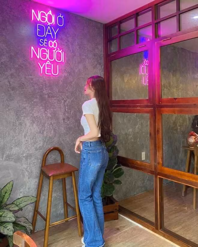 Tủ đồ của Như Tuyền cũng không thiếu những mẫu áo khỏe khoắn khoe trọn vòng eo con kiến.