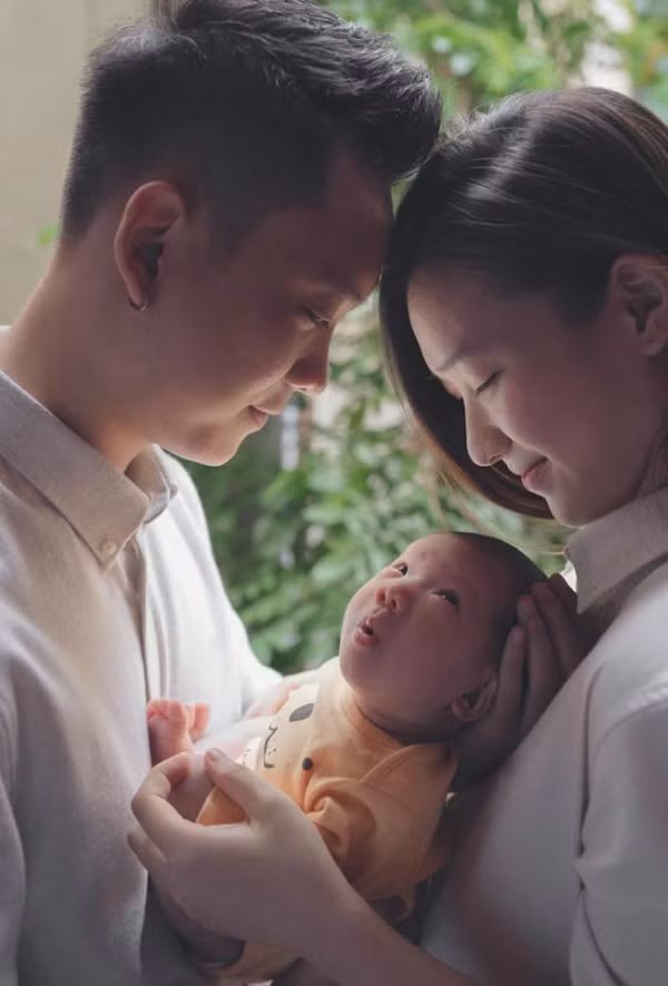 Trước khi về chung nhà với Justa Tee, Trâm Anh vốn là hot girl đình đám trên mạng xã hội. Cựu học sinh THPT Phan Đình Phùng được chú ý sau loạt ảnh chụp tại lễ bế giảng năm học 2012-2013.