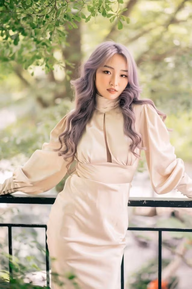 Thậm chí, Hảo Thỏ còn không ngần ngại tiết lộ tật xấu của bạn mình: “Hoa Nhật Huỳnh luôn mải mê chỉnh ảnh, mải mải mê công việc đến quên cả ăn, lúc nào cũng cắm mặt vào điện thoại”.