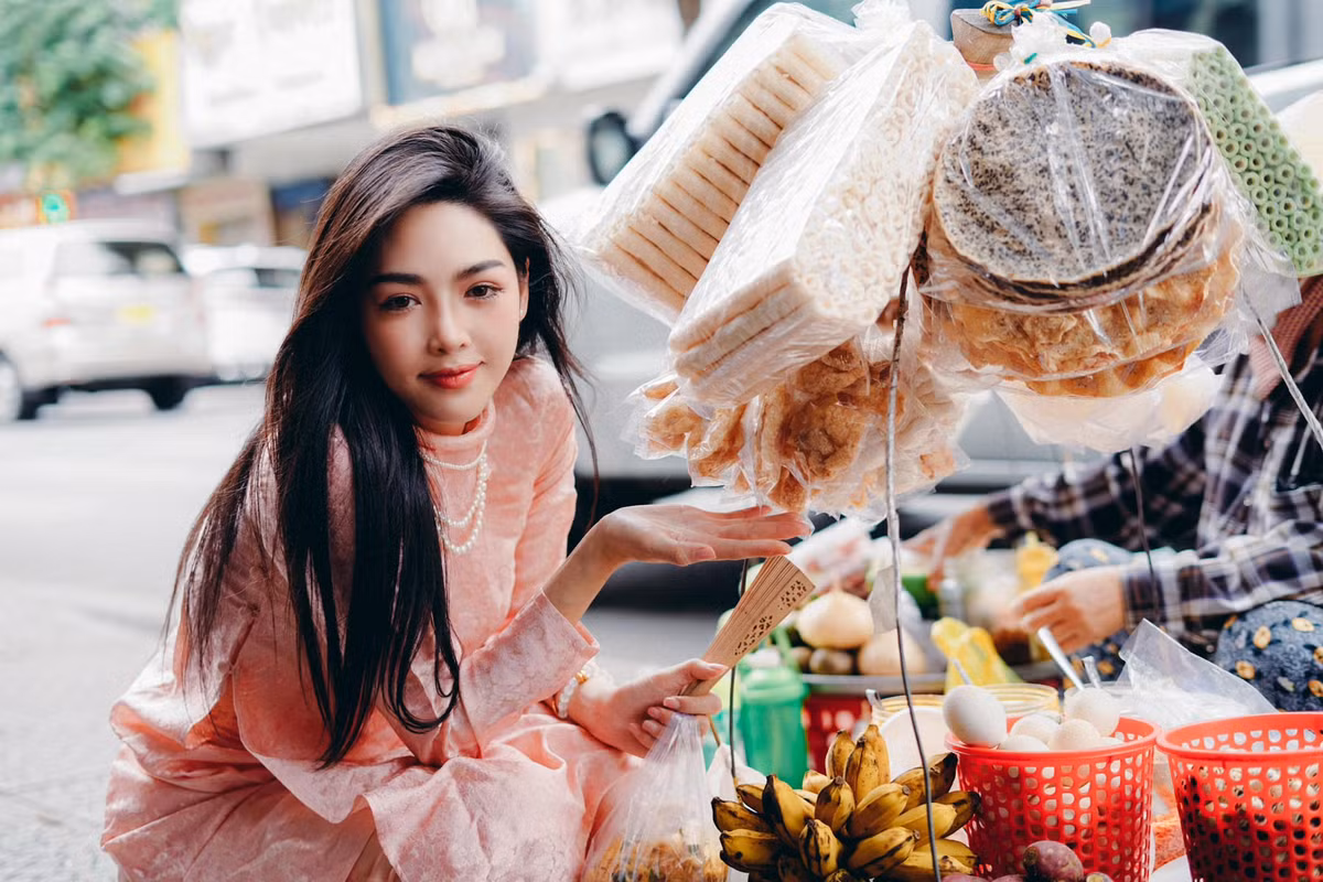 Trên MXH, Thanh Quỳnh chăm chỉ tương tác với người hâm mộ và nhiệt tình giải đáp mọi thắc mắc liên quan đến chuyện thẩm mỹ. Cô nàng không phủ nhận quá khứ mà thi thoảng còn chủ động "khoe" lại.