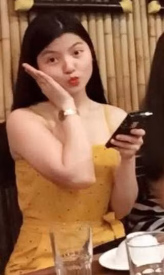 So với hiện tại, vợ Quang Hải khi ấy sở hữu nhan sắc xinh đẹp tự nhiên, hành động có phần vô tư.