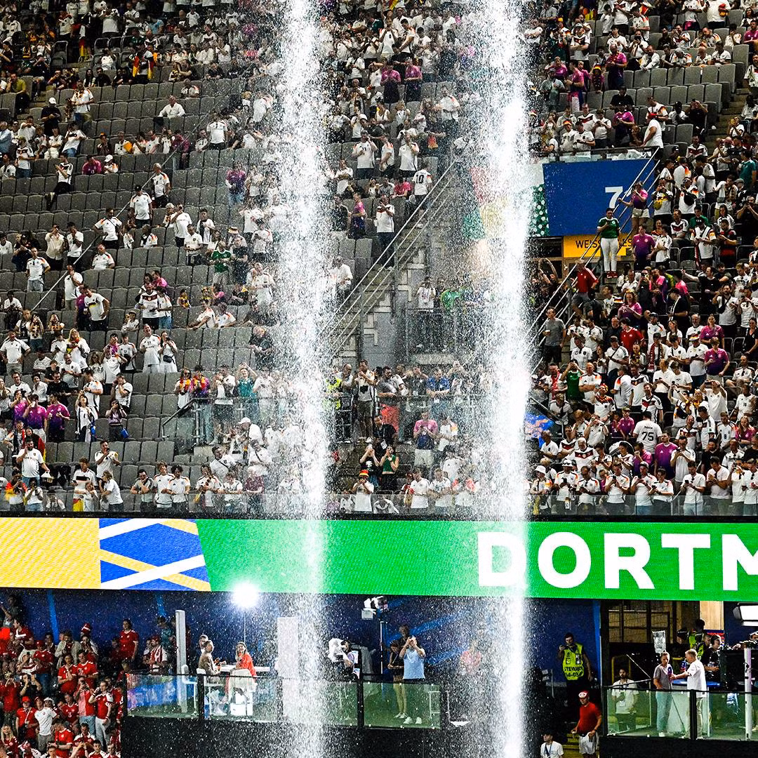 Tuy nhiên, hình ảnh kỳ quan thác nước tại sân Signal Iduna Park một lần nữa lại xuất hiện và được NHM bóng đá nhanh tay chụp lại và đăng tải lên MXH.
