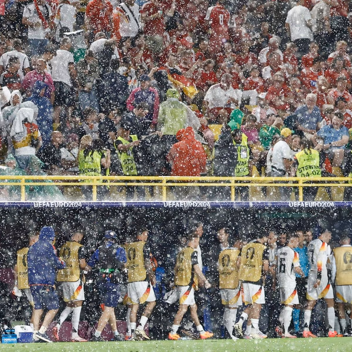 Trên sân Signal Iduna Park một cơ mưa lớn đã xuất hiện khiến các cầu thủ phải tiến vào đường hầm.