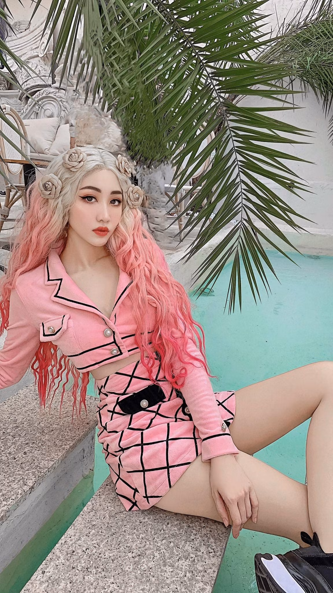 "Tôi không chuộng đồ hiệu nhưng yêu cái đẹp. Cái gì đẹp và hợp với bản thân tôi đều sử dụng. Sở dĩ tôi mua đồ có thương hiệu là vì nó chỉn chu, đẹp, chất lượng chứ không phải vì giá cả hay thích thể hiện", Phương Thảo bày tỏ quan điểm. Túi và giày là 2 món phụ kiện cô đầu tư nhiều nhất, bởi quần áo cô có thể tự tạo ra để phù hợp với phong cách mình mong muốn.