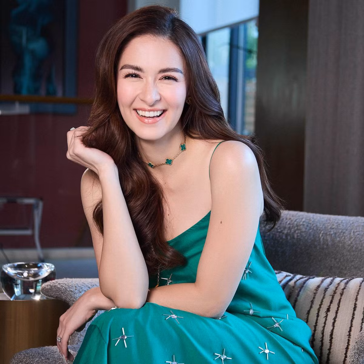 Với lợi thế gương mặt đẹp tự nhiên, Marian không sử dụng layout make up quá cầu kỳ mà thiên về lối trang điểm tự nhiên kết hợp mái tóc xõa, xoăn bồng bềnh.