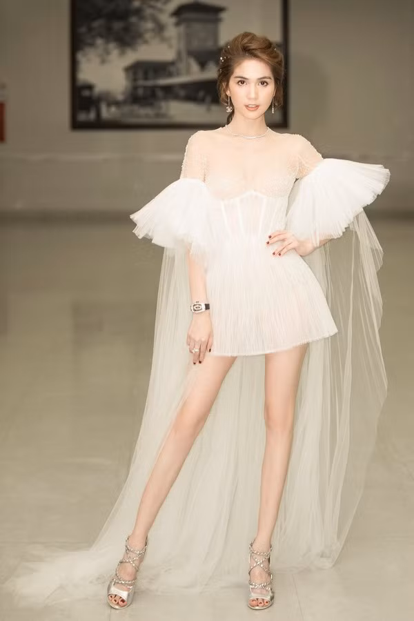 Tương tự Lan Anh, Ngọc Trinh cũng SN 1989 và từng tham gia một vài cuộc thi nhan sắc. Nhờ vẻ ngoài ấn tượng, cô còn được nhiều người phong là "nữ hoàng nội y".