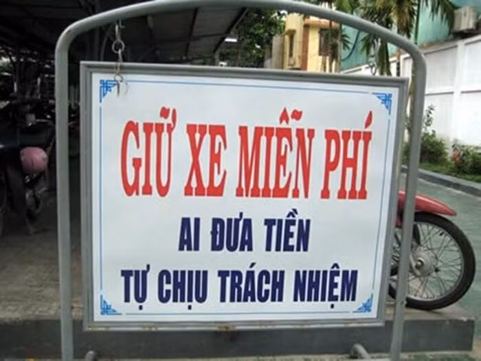 Mới đây, một tài khoản đã chia sẻ vào nhóm công khai trên Facebook loạt biển quảng cáo hài hước khiến nhiều người phải chú ý.
