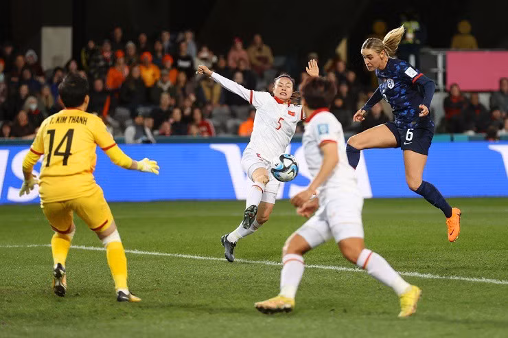 Hà Lan không hổ danh là đội xếp Á World Cup trước. Họ thi đấu bài bản, bên cạnh đó còn có những nhân tố vô cùng xuất sắc và khiến hàng phòng ngự Việt Nam liên tục chao đảo. Thậm chí, HLV Mai Đức Chung phải sớm thay người để gia cố những vị trí bị khoét vào nặng nề.