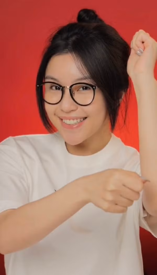 Mới đây, đoạn clip của Quỳnh Thi còn được đăng tải trên mạng xã hội Douyin (TikTok Trung Quốc) và được netizen xứ Trung hết lời ca ngợi. Thậm chí video biến hình của hot girl này còn được xếp vào top 4 video được yêu thích nhất.