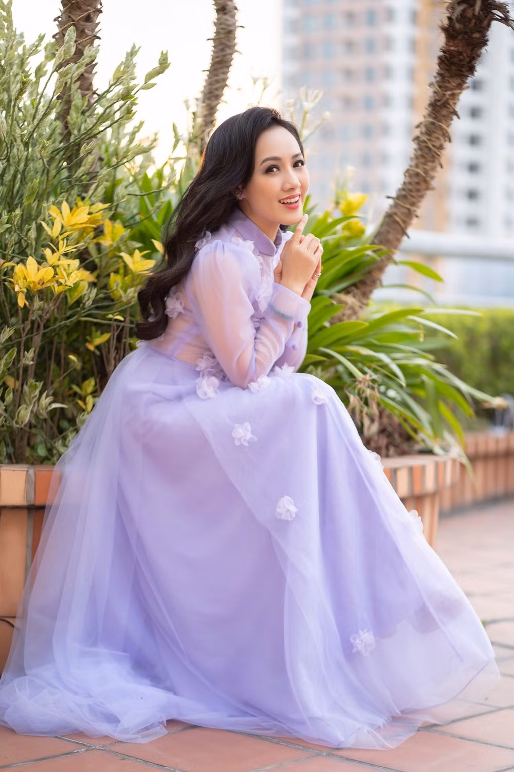 Đây không phải lần đầu tiên BTV Hoài Anh gây chú ý nhờ nhan sắc trẻ trung, ấn tượng. Trong quá khứ, cô từng nhiều lần chia sẻ hình ảnh selfie, cho thấy dù nhiều năm trôi qua, gương mặt cô vẫn không có nhiều biến đổi hay bị tác động bởi thời gian.