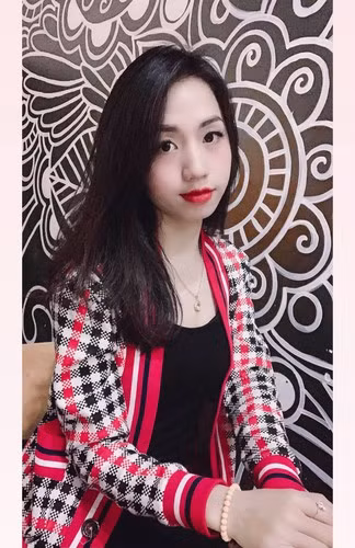 Với mái tóc đen dài và làn da không chút tì vết này, Trần Thị Duyên còn được ví như hot girl làng bóng đá và nhiều người nhận xét cô nàng có nét giống Amee.