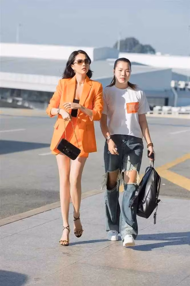 Ngọc Trinh không chỉ chăm chút cho hình ảnh bản thân mà ngay cả người giúp việc cũng được cô nâng tầm phong cách.