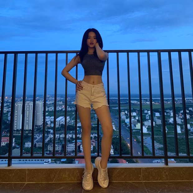 Linh Ka với hình ảnh nhẹ nhàng, năng động rất đúng tuổi dạo này đã “được lòng” dân mạng hơn hẳn giai đoạn thích style già chát.