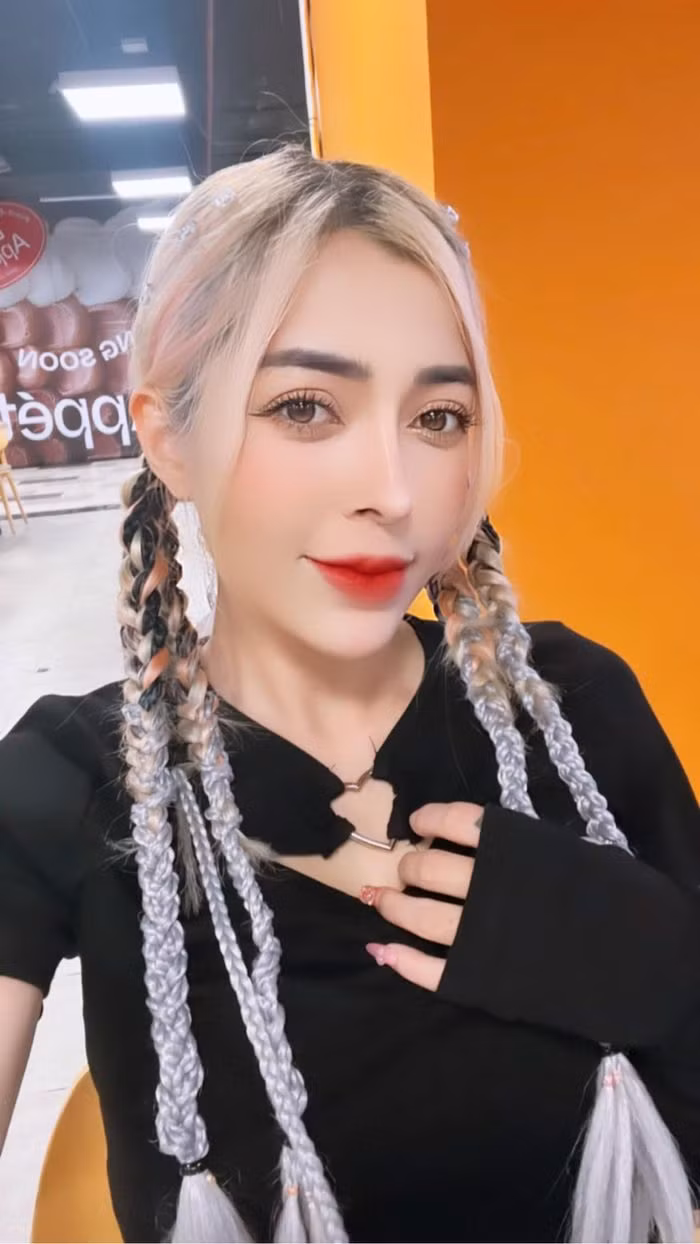 Linh Barbie tên thật là Nguyễn Thị Diệu Linh, cô nàng sở hữu gương mặt xinh xắn cùng nụ cười duyên dáng đã gây ấn tượng mạnh với những cộng đồng TikTok qua những video đăng tải.