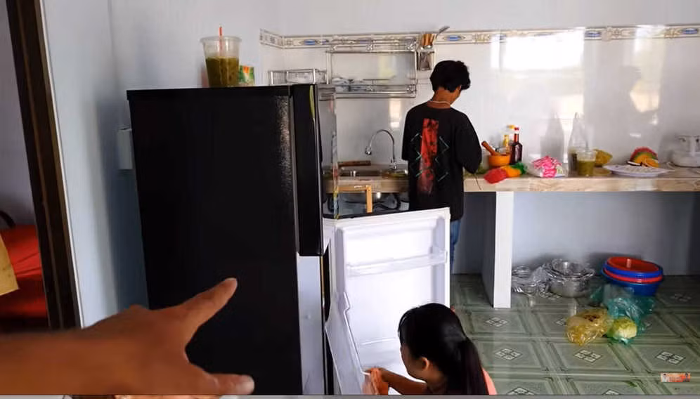 Căn nhà mới của Sang Vlog được sửa lại từ căn nhà cũ đã xây dựng trước đó trên 1 miếng đất khá rộng rãi. Vì chỉ sơn sửa lại nên trên bức tường còn một số chỗ bị nứt.