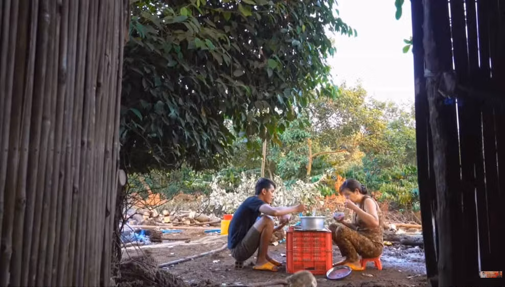 Mới đây, cư dân mạng không khỏi xôn xao trước video do Sang Vlog đăng tải. Cụ thể, nam YouTuber trước đó đã mua một căn nhà cũ, và dự định sau khi sửa xong sẽ dành tặng cho mẹ và vợ ở.