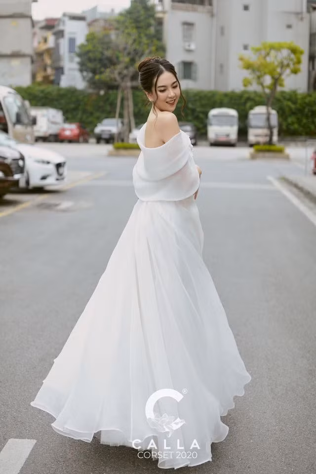 Diện đầm xinh tựa công chúa, "BTV đẹp nhất VTV" gây sốt mạng Dien dam xinh tua cong chua,