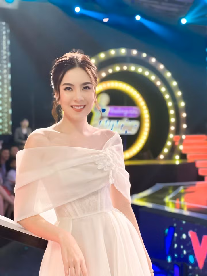Sở hữu nụ cười rạng rỡ và gương mặt đẹp không góc chết cộng thêm bộ đầm công chúa, nhiều fan còn khẳng định: "Mai Ngọc đích thực là một công chúa đời thường".