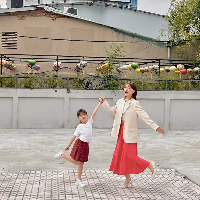 Nhưng thời gian gần đây, khán giả lại thấy Heo Mi Nhon xuất hiện với diện mạo hoàn toàn khác. Không chỉ thay đổi kiểu tóc, ngoại hình của cô nàng cũng "mi nhon" hơn rất nhiều sau màn giảm cân tìm lại chính mình.