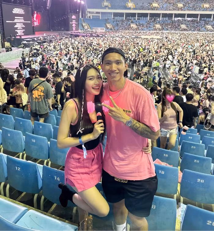 Trong loạt câu hỏi, người đẹp đã nhận về một thắc mắc gây chú ý từ fan: "Chị ơi nhiều khi em nóng tính quá em làm mất lòng nhiều người giờ lại thấy có lỗi quá".