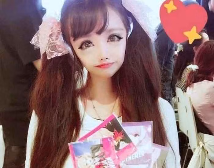 Để sở hữu đôi mắt to “vượt chuẩn” người thường, cánh mũi nhỏ xíu và đôi môi cong nũng nịu y hệt nhân vật hoạt hình 2D, Nozomi đã phải trải qua hơn 10 lần phẫu thuật thẩm mỹ từ năm 2015 đến nay.