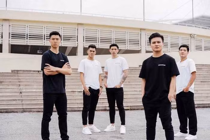 Cách đây chưa lâu, Đoàn Văn Hậu còn bắt tay sang con đường kinh doanh khi cho ra mắt thương hiệu thời trang riêng ở tuổi 23 và nhanh chóng nhận được sự ủng hộ từ bạn bè, đồng nghiệp lẫn các fan.