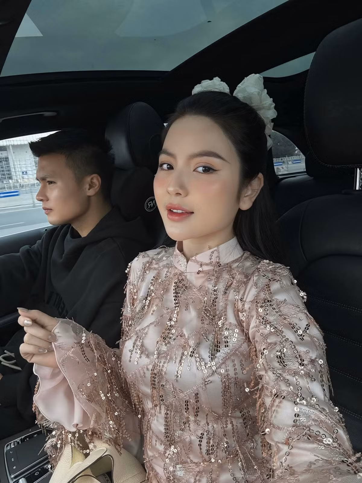 Trên trang cá nhân ngoài công việc, Chu Thành Huyền cũng thường xuyên khoe ảnh cùng chồng.
