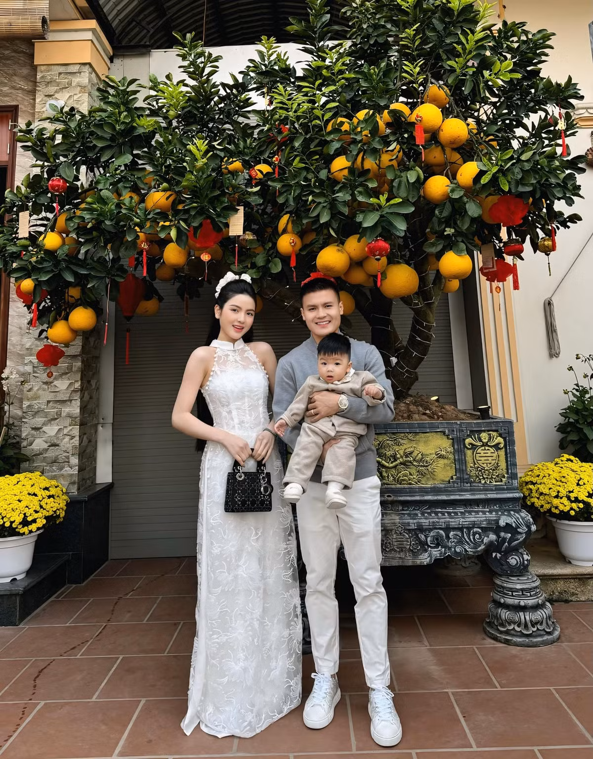 Quang Hải khoe ảnh với gia đình dịp Tết