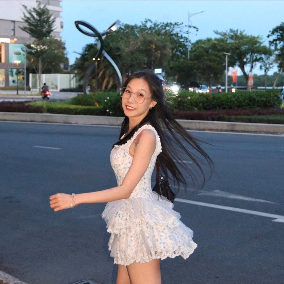Alicia cũng gây ấn tượng với người xem bởi ngoại hình cực cá tính, nhất là sở thích "chơi tóc", thường xuyên đổi màu cho mái tóc dài trở thành "thương hiệu" của cô nàng.