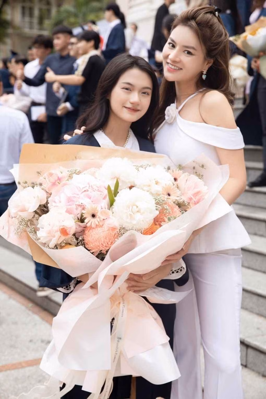 Trước khi Kim Ngọc đi du học, cặp mẹ con này vẫn thường xuyên đăng tải hình ảnh đời thường, cùng nhau tham gia các bữa tiệc của gia đình,...
