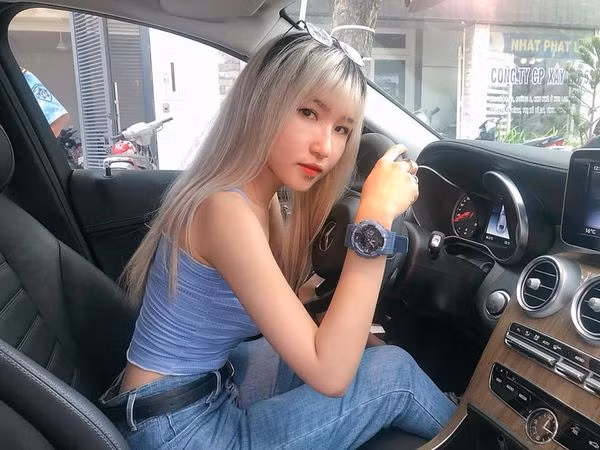 Trên trang cá nhân, người đẹp 22 tuổi thường chia sẻ hình ảnh bên xe hơi cùng cuộc sống sang chảnh. Không chỉ tậu được xe ở tuổi mới đôi mươi, Uyên Pu còn đầu tư vào bất động sản, mua được căn hộ cho riêng mình.