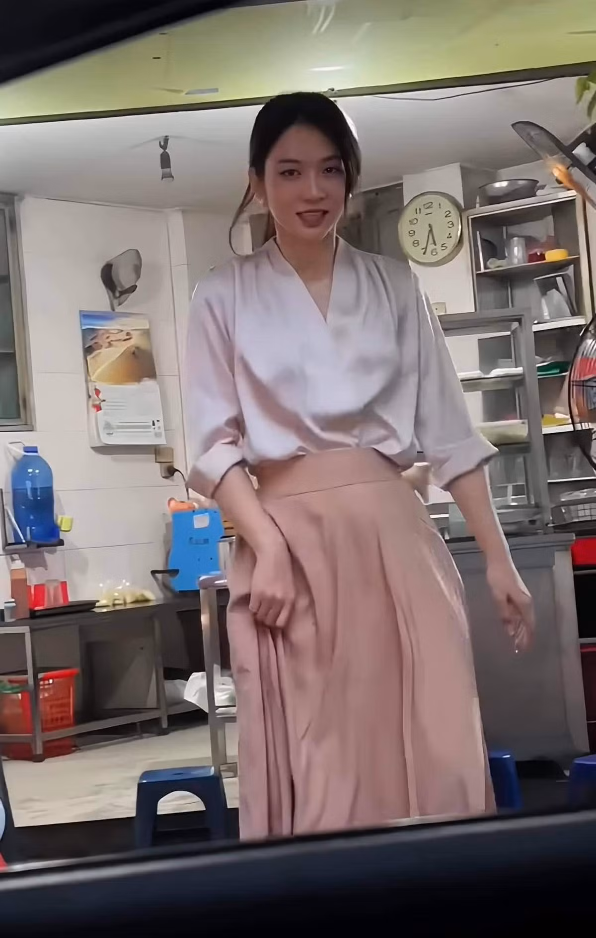 Xuất hiện trong ảnh, Lê Bống diện bộ đồ khá thanh lịch với chiếc váy dài và áo sơ mi khá kín đáo điều này khác hẳn với phong cách trước đây của nàng hot girl phòng gym.