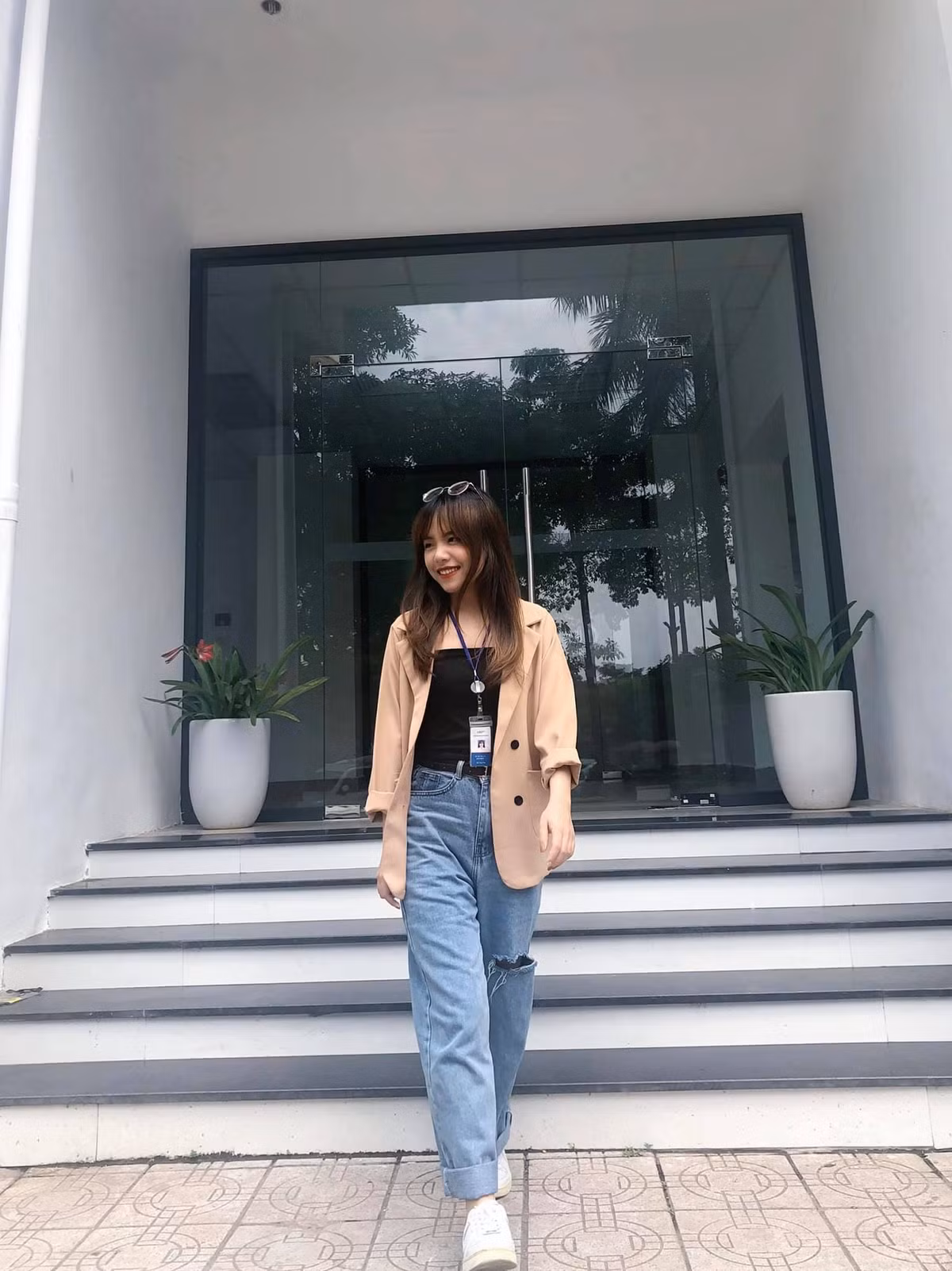 Nhân vật mọi người đang tìm kiếm là một cô gái sở hữu ngoại hình vô cùng xinh xắn có tên Lê Trà My (25 tuổi, quê Thanh Hóa), hiện đang sinh sống và làm việc tại Hà Nội.