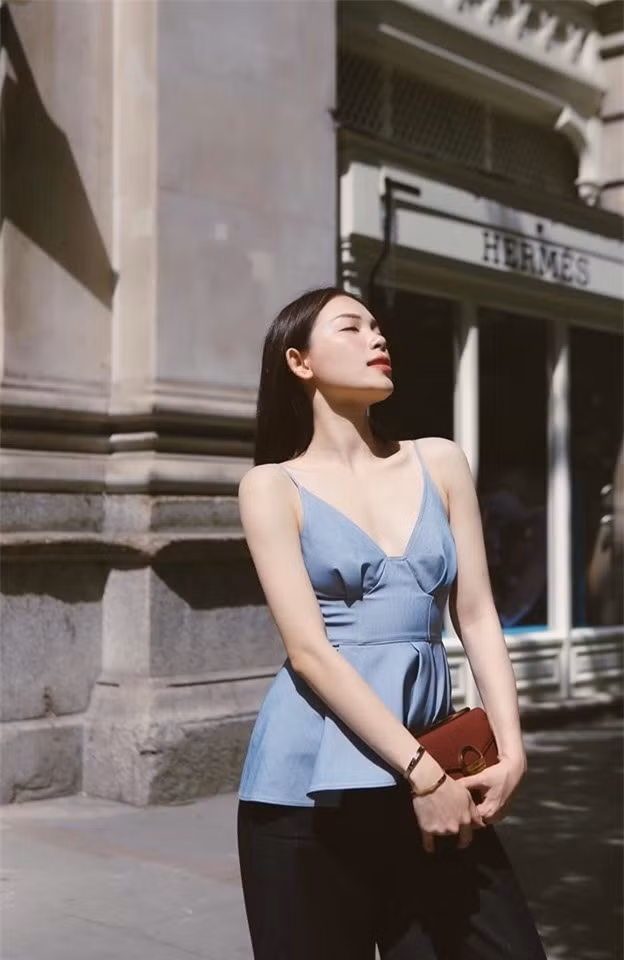 Sở hữu gương mặt xinh đẹp, thần thái tự tin, Linh Rin nhận được khá nhiều thiện cảm từ phía khán giả. Dù sở hữu chiều cao 1,67m song nhờ ngoại hình cân đối, săn chắc mà cô trở nên thu hút hơn trước người đối diện.