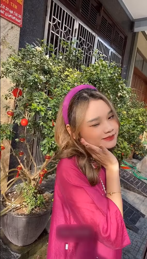 Đây không phải lần đầu tiên trang phục của bạn bè khi đi cưới gây sốt mạng xã hội.