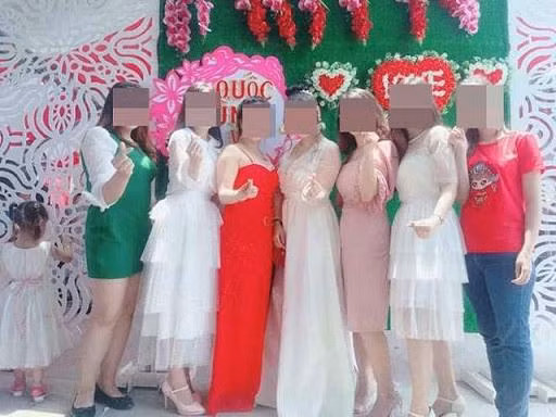 Đi ăn cưới nhưng dàn bạn thân cô dâu lại lên đồ như tiệc của mình.