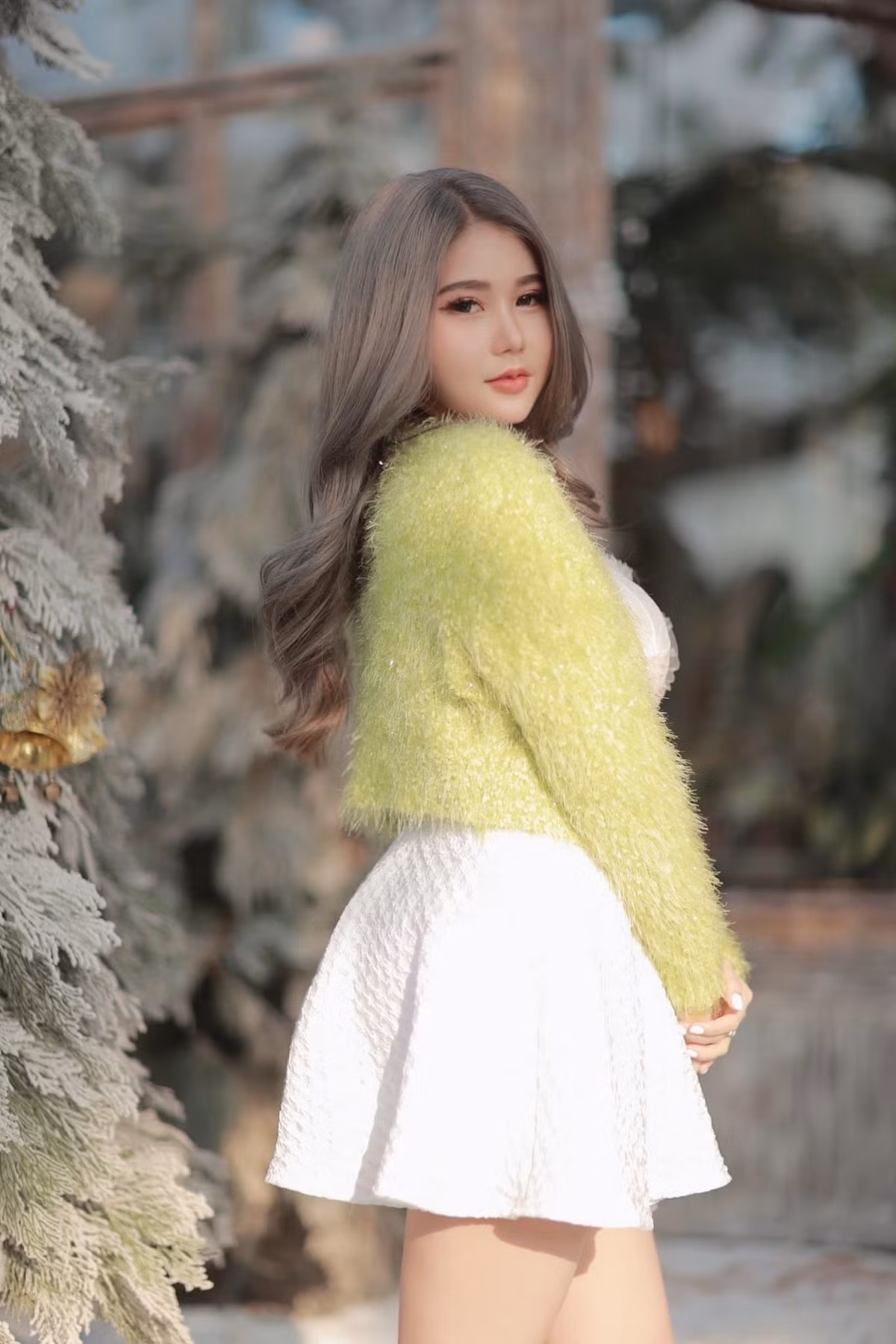 Phong cách thời trang đời thường của Kanyanat có sự tương phản rất lớn ở thời điểm còn giảng dạy và cuộc sống đời thường.