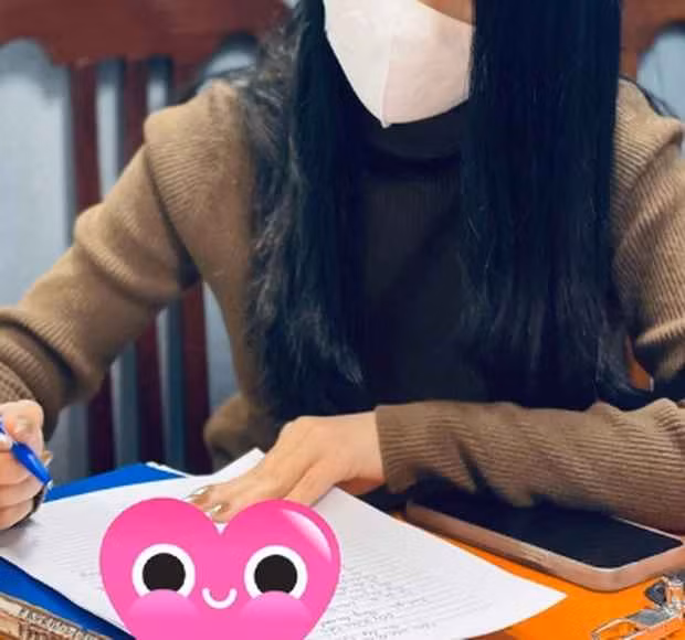 Ở phần bình luận, Thanh Huyền nói thêm về những đối tượng đe dọa mình: "Huyền không hề quen biết những đối tượng này, cũng không có thù hằn gì với ai. Nhưng những đối tượng này họ không có chút gì gọi là hạ nhiệt việc tấn công tới gia đình cũng như công việc và danh dự của Huyền".