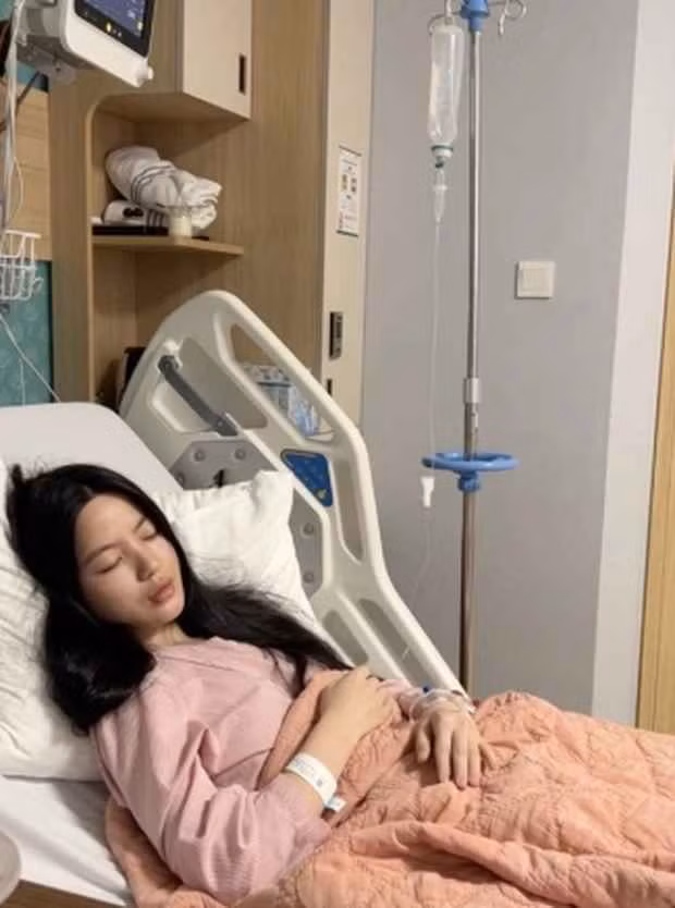 Trước áp lực từ cư dân mạng, Chu Thanh Huyền phải nhập viện vì stress nặng. Theo đó, trên MXH liên tục lan truyền hình ảnh nghi vấn nàng hot girl nhập viện vì uống 80 viên thuốc ngủ.
