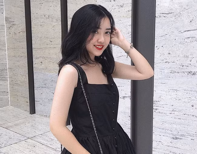 Từ khi công khai chuyện tình cảm, Hà Trang không ngần ngại thể hiện tình yêu và hết lòng chăm sóc bạn trai. Trên trang cá nhân, cô bạn từng khoe nhiều bức vẽ bằng cọ màu về chàng cầu thủ quê Phú Thọ.