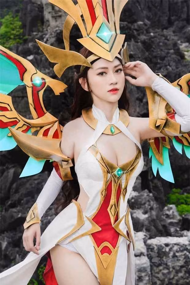 Ít ai có thể hình dung được, trước khi trở thành gương mặt sáng trong làng MC nhà đài, Lê Bống từng có dịp khiến anh em game thủ phải "lao đao" khi bất ngờ tung bản cosplay tướng Liên Quân nóng bỏng.