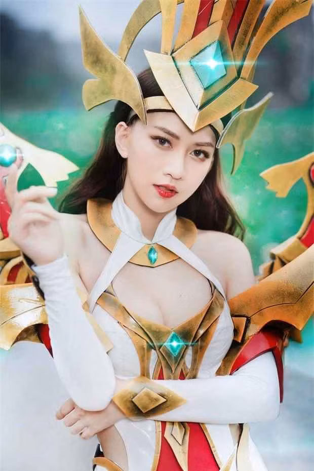 Theo đó, Lê Bống từng khoe bộ ảnh cosplay hóa thân trong hình tượng nữ pháp sư Lauriel trong trang phục Lạc Thần.