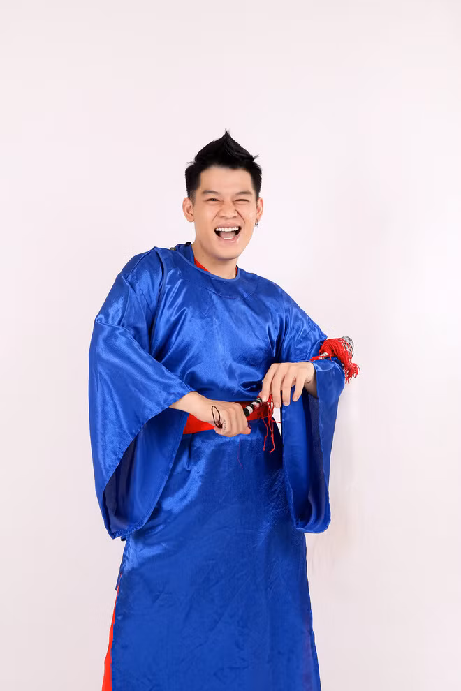 Là một trong những TikToker nổi tiếng nhất trên mạng xã hội, Long Chun sau loạt clip cực hài hước của mình đã nhận được 2,7 triệu follow.