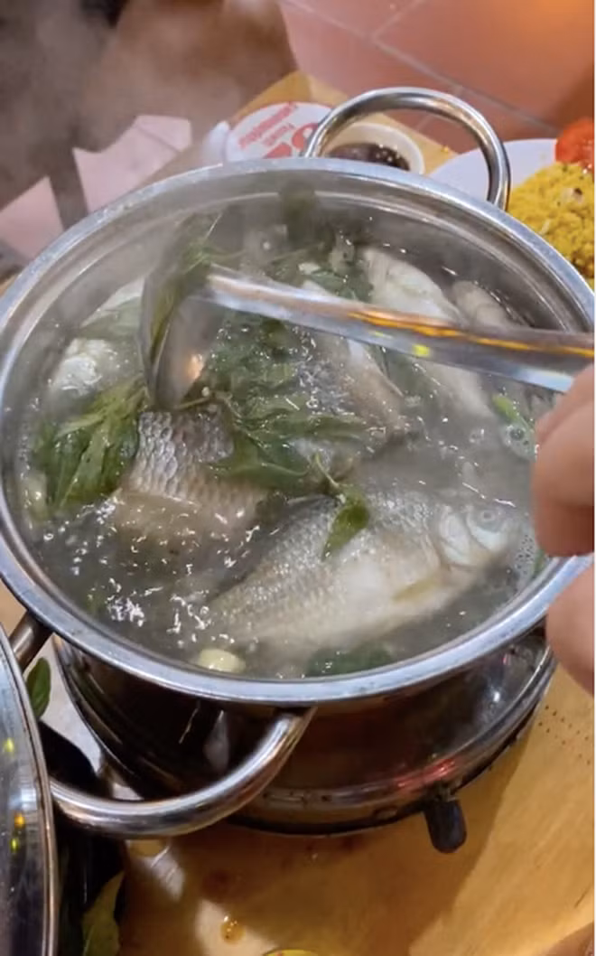 Điều đáng nói là thay vì được cạo vảy, cắt đầu, mổ bụng và làm sạch như nhiều loại cá khác, người ta lại cho nguyên con cá vào nồi để nấu luôn.