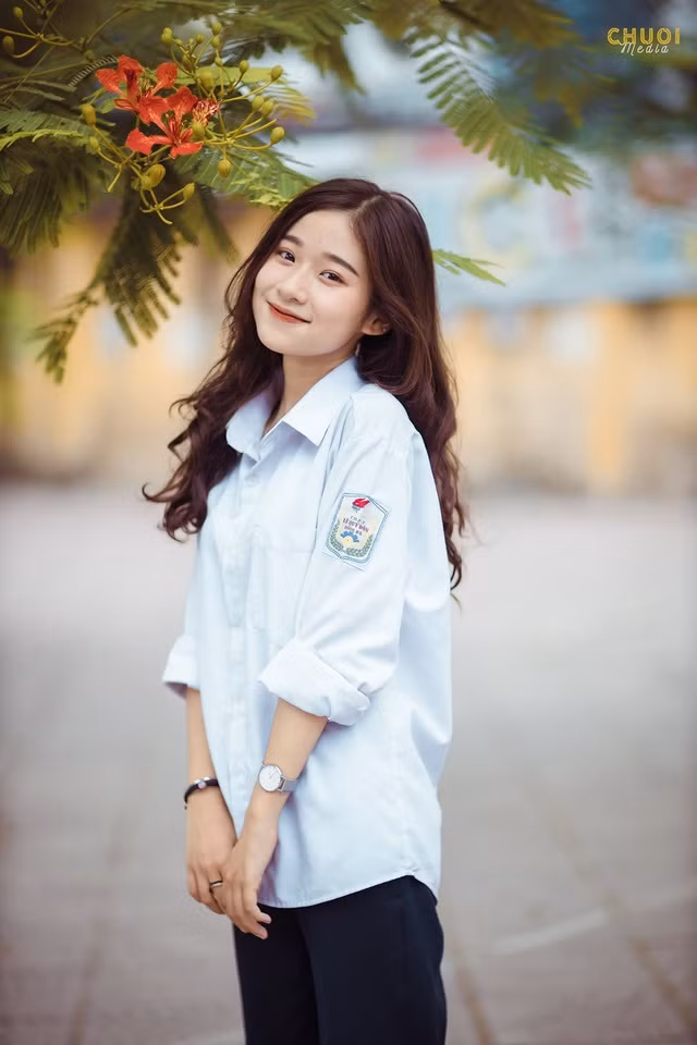 Nguyễn Thu Trang là cái tên 2 năm trước gây bão mạng xã hội với loạt ảnh đồng phục xinh đẹp, mong manh như thiên thần.