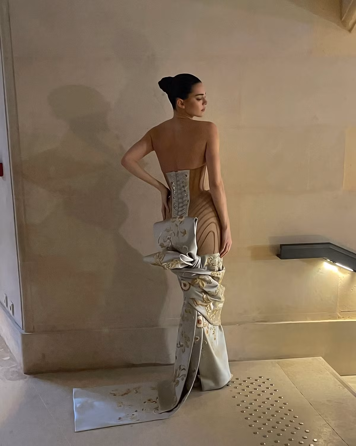 Kendall Jenner không ngần ngại tham gia các chiến dịch chụp ảnh quảng bá cho nhiều bộ sưu tập nội y hoặc váy áo cắt xẻ táo bạo.