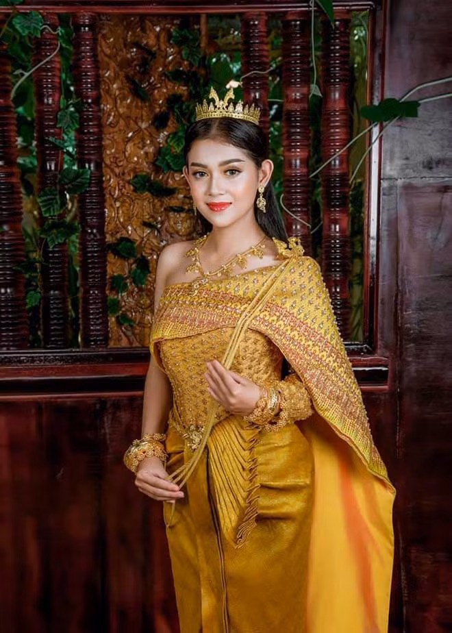 Sơn Thị Thu Hà (sinh năm 2000, dân tộc Khmer, quê Trà Vinh) là cái tên được quan tâm trong dàn hot girl dân tộc. Cô nàng nổi tiếng cách đây nhiều năm nhờ vẻ đẹp sắc sảo, khiến nhiều người nhầm tưởng là gái Ấn Độ.