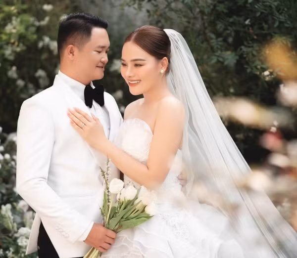 Từ trước đến nay, trong dịp kết hôn, các cô dâu thường được gia đình nhà chồng tặng quà sính lễ bằng vàng hoặc các trang sức đắt tiền. “Thánh sún” cũng không ngoại lệ, cô đã được tặng nhiều trang sức quý giá, đắt đỏ trong ngày trọng đại.