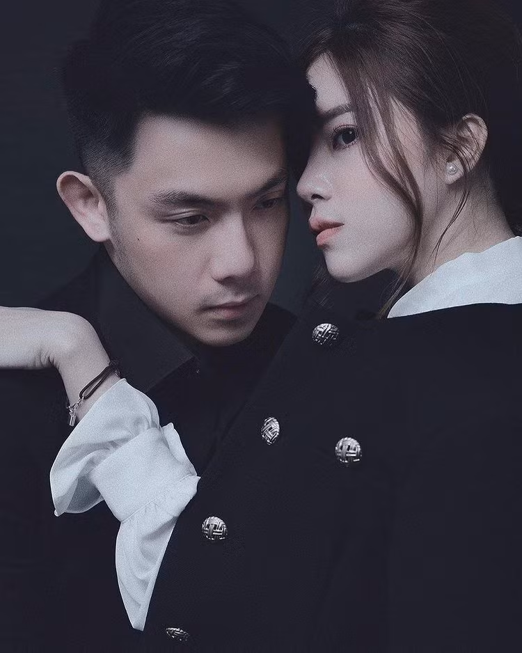 Vừa qua, CEO Tống Đông Khuê dính lùm xùm lộ clip nhạy cảm. Chưa biết thực hư câu chuyện trên ra sao nhưng anh chàng nhanh chóng khóa Facebook. Sau đó, dân tình quay sang theo dõi bạn gái của cô nàng.
