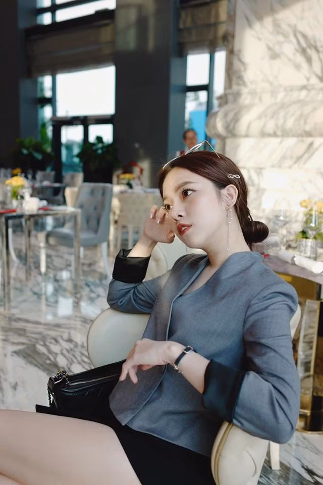 Tuy nhiên, ít lâu sau đó Thảo Nhi đã đăng story đính chính. Theo đó, chiếc xe là do cô nàng tự mua. Tống Đông Khuê chỉ là không thích dòng xe này nhưng vì bạn gái thích nên mới có câu: "Em vui là được".